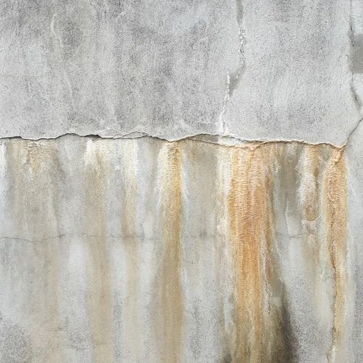 Mur abîmé et taché, comme après un dégât des eaux